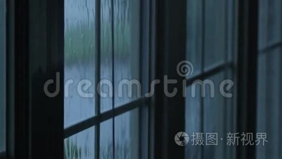 雨水顺着窗户玻璃流下