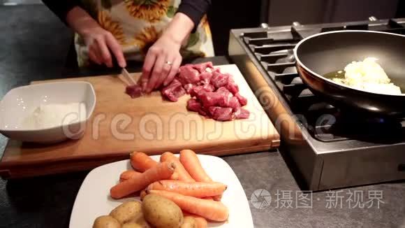 土豆和胡萝卜炖肉视频