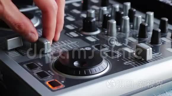 DJ工作与声音混合控制台