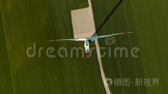 风电场的风车在阳光明媚的夏日视频