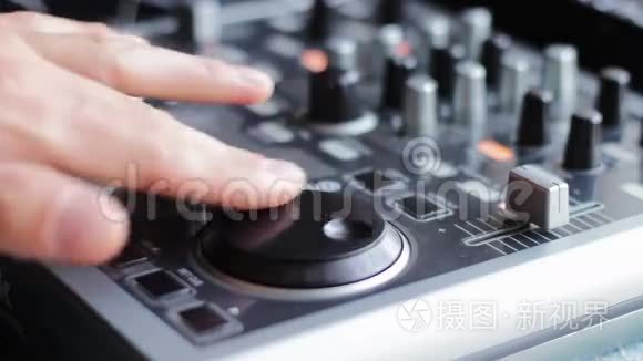 DJ工作与声音混合控制台