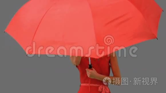 女人在灰色的屏风上撑着伞视频