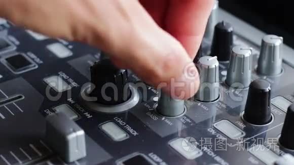 DJ工作与声音混合控制台
