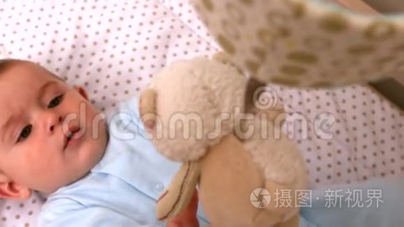 婴儿在婴儿床上玩手机视频