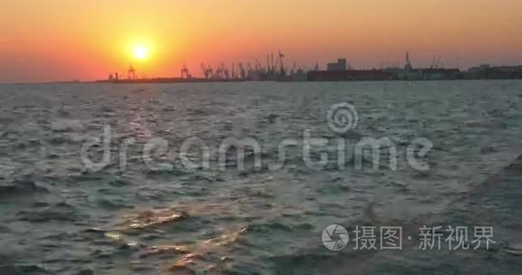 波涛汹涌的大海和金色的夕阳视频