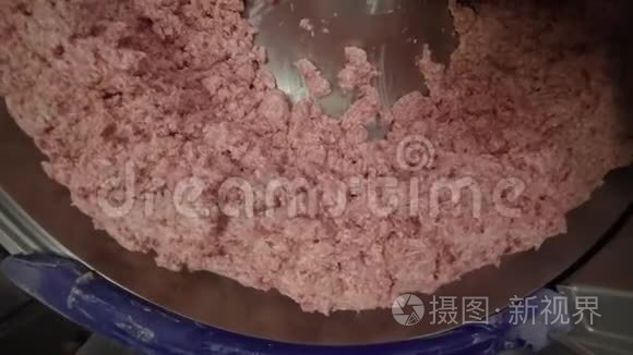 食品工业用切割机加工肉类视频