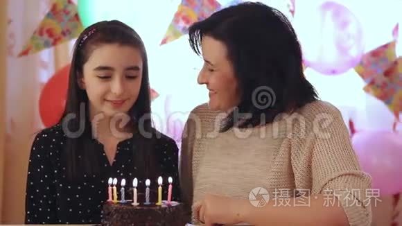 妈妈和女儿带生日蛋糕视频
