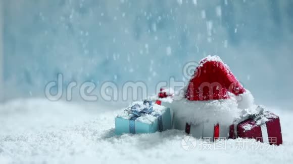 圣诞老人帽子和礼物在雪地里