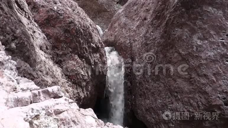 穿过沙漠峡谷的水视频