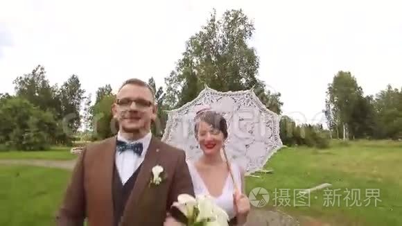 刚结婚的一对健走夫妇视频