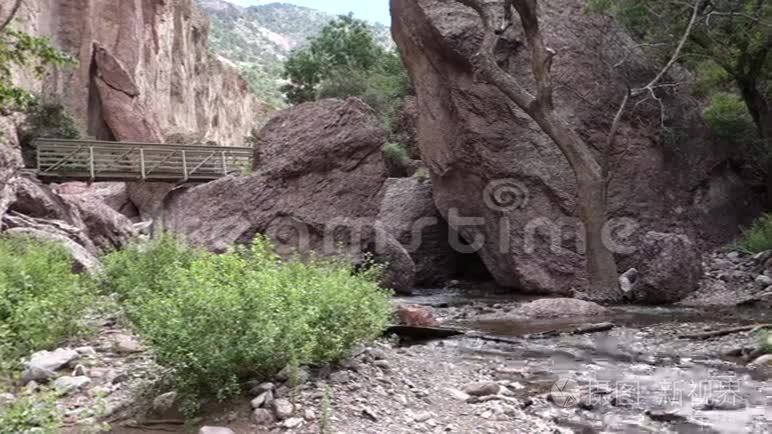 穿过沙漠峡谷的水视频