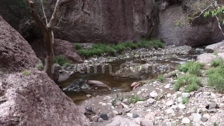 穿过沙漠峡谷的水视频