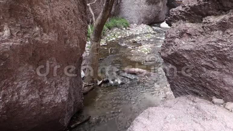 穿过沙漠峡谷的水视频