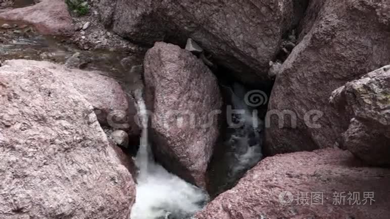 穿过沙漠峡谷的水视频