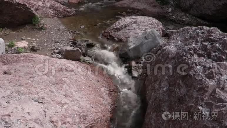 穿过沙漠峡谷的水视频