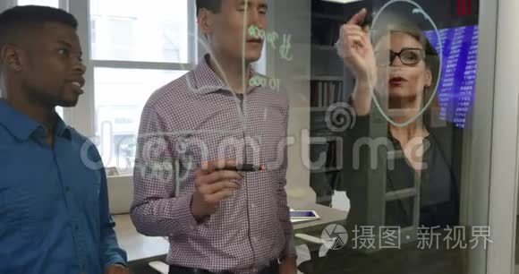 在现代办公室工作的商业专业人员