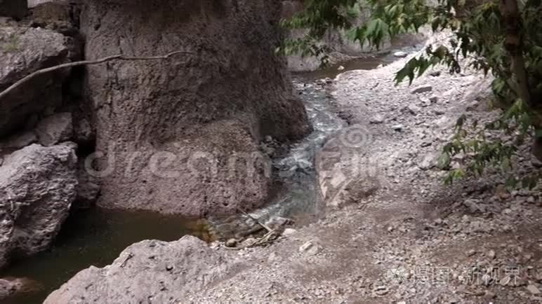 穿过沙漠峡谷的水视频