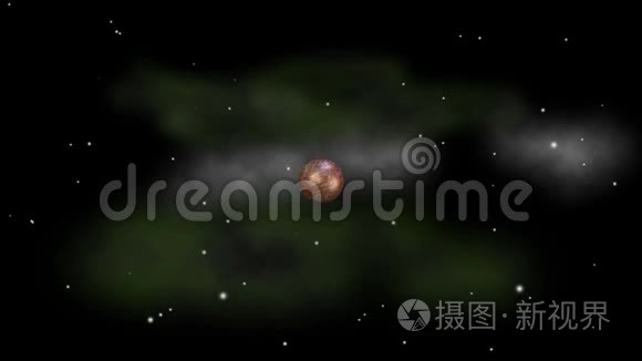 在一群陨石中旋转神奇的棕色星球，从恒星和星云中飞来，科幻视频动画