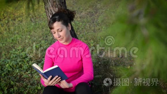 年轻女子在大自然中看书视频