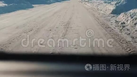 汽车在冬天的路上下雪。 恶劣天气下危险的汽车交通生活方式.. 恶劣天气下的道路