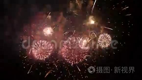 梦幻烟花在黑色背景下爆炸视频