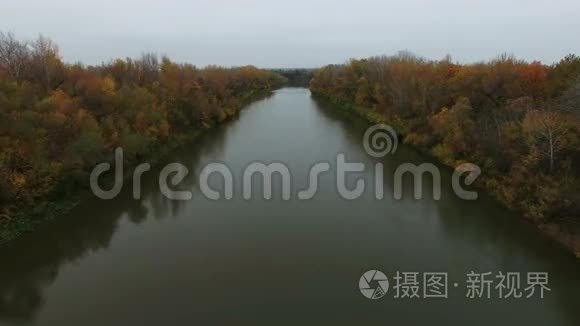 乡村一条小河的空中录像视频