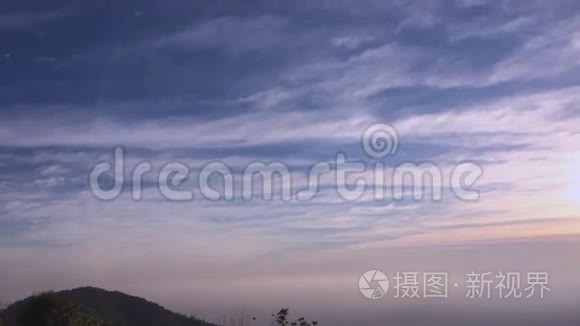 高山高度的日出时间和浓雾视频