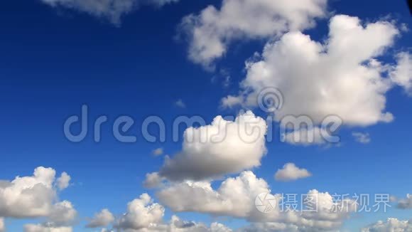 美丽的白云在蓝天上形成和移动视频