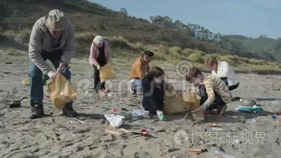 志愿者打扫海滩视频