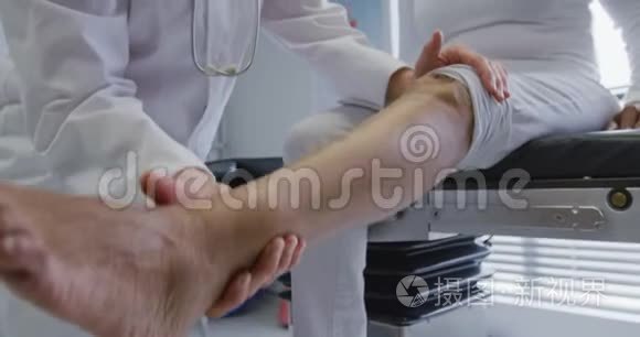 在医院工作的理疗师视频