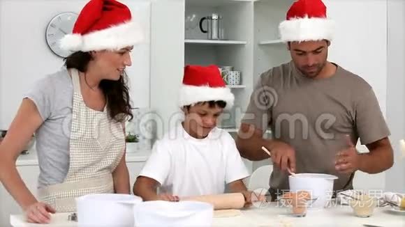 家庭为圣诞节做蛋糕视频