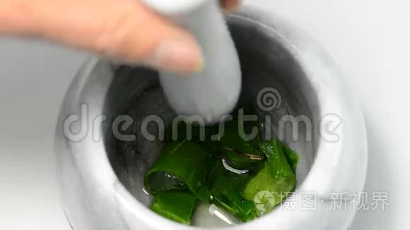 挤压芦荟汁视频