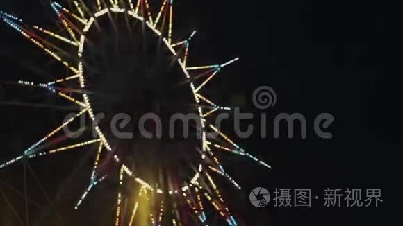 公园景点摩天轮旋转木马秋千夜晚有灯光