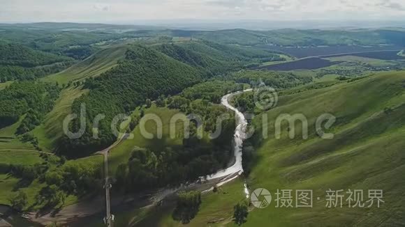 山脚边美丽的山河和森林..