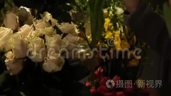 花商准备一束鲜花出售视频