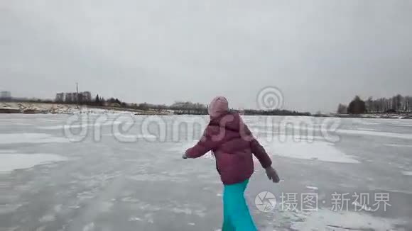 小女孩在冰湖上滑冰视频