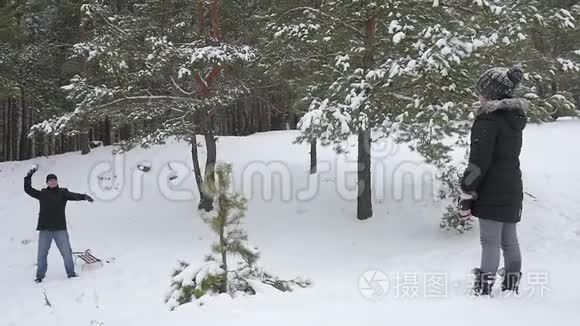 一家人在冬天打雪球