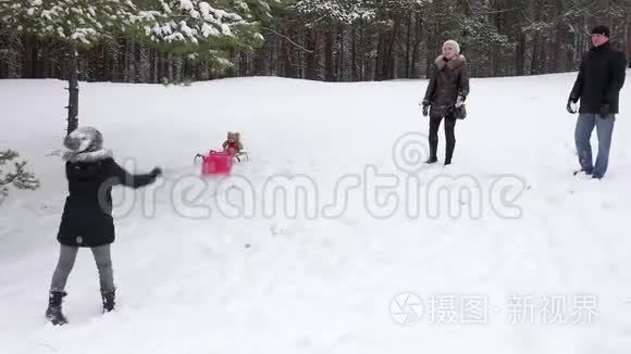 一家人在冬天打雪球