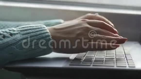 女性手在火车上的笔记本电脑键盘上打字。 女人在铁路上旅行时和朋友聊天。 少女视频的预览图
