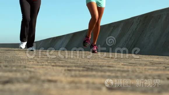 两个运动的女人一起慢跑视频