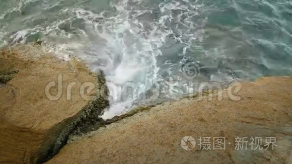 海浪撞击大海上的岩石视频