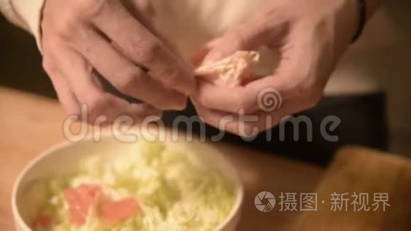 家厨房里的一个女孩用特写的手清洁和切碎葡萄柚做素食沙拉。 健康的家庭烹饪