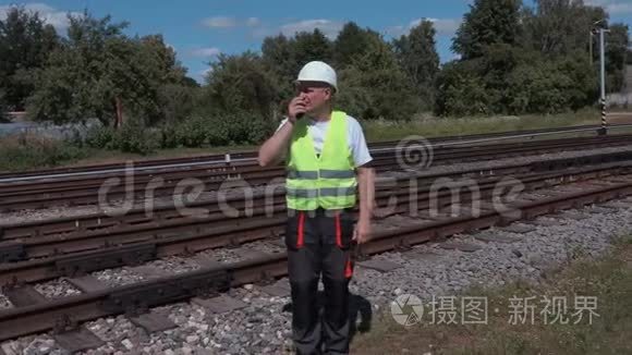 铁路工人在铁轨上使用对讲机视频
