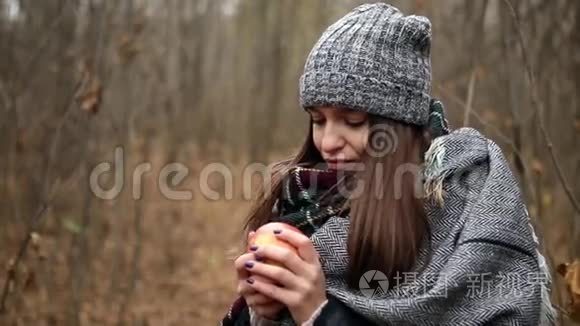 秋天寒冷的红苹果女孩视频