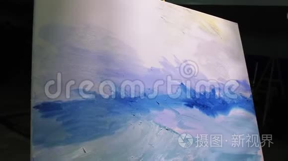 艺术家复制主义绘画海景与船在海洋。 工匠装饰师用丙烯酸油画在蓝色的海面上