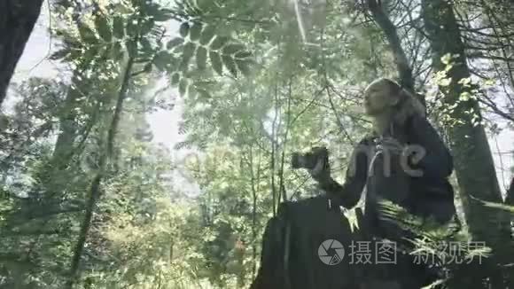 游客在森林中拍摄风景。 一个白种人的女人拍摄漂亮的魔术外观。 女孩拍照视频