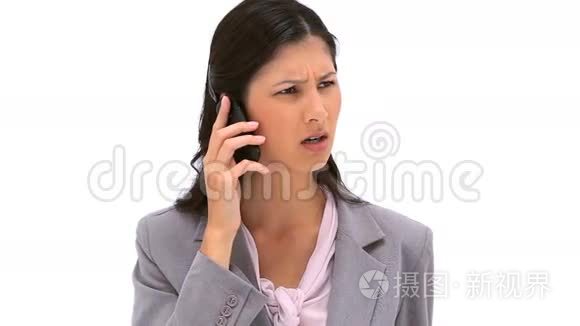 严肃的黑发女人在用手机说话