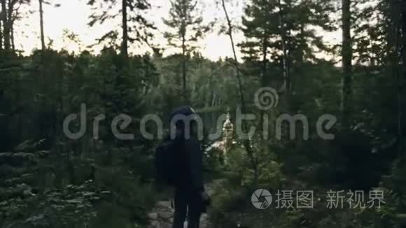 游客在森林中拍摄风景。 一个白种人的女人拍摄漂亮的魔术外观。 女孩拍照视频