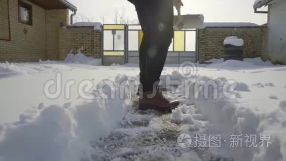 打扫卫生的人在院子里铲雪