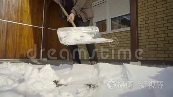 打扫卫生的人在院子里铲雪视频